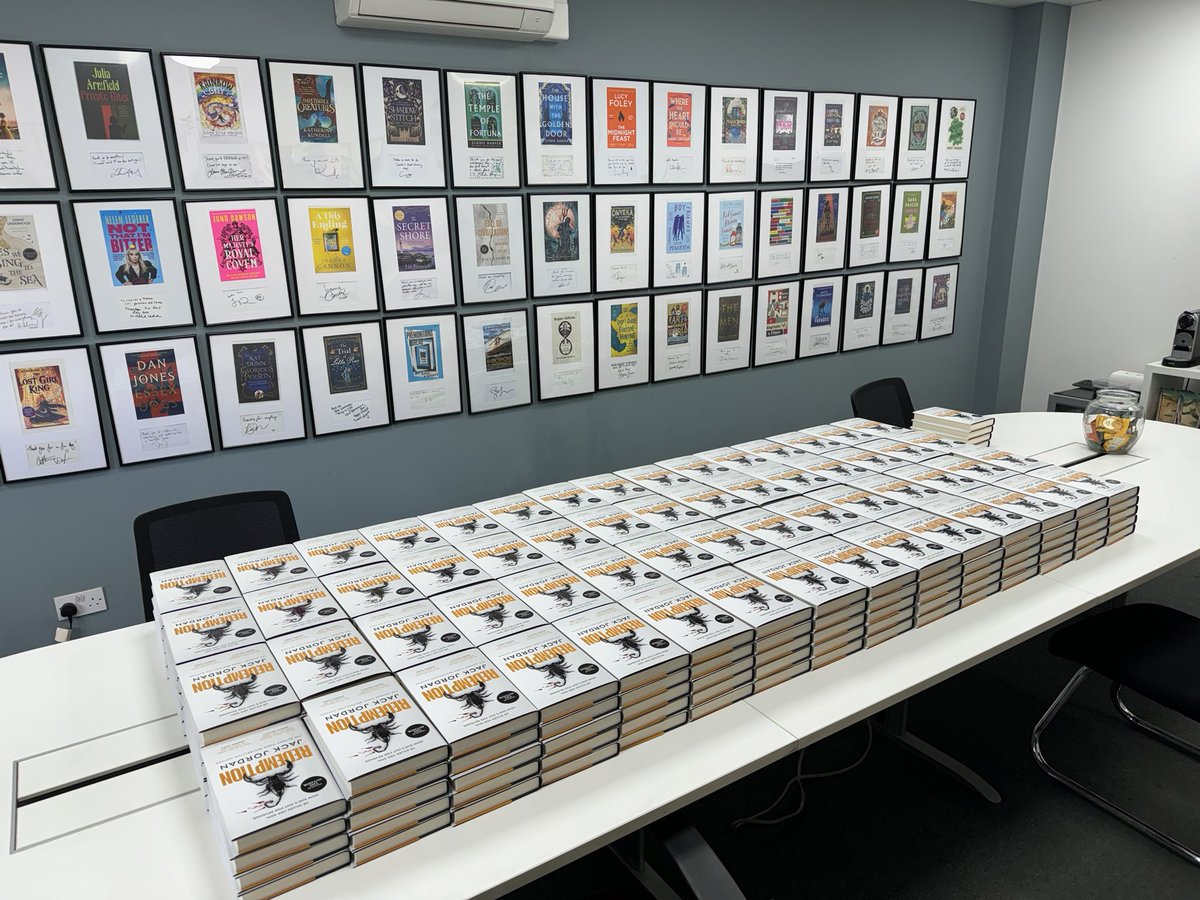 A BIG thank you to the amazing @JackJordanBooks for signing 300 copies of #Redemption for our lovely Indie friends!

And just revel in that sinister 🦂…!

DM us or contact your rep to place an order. 

#ChooseBookshops @CPIGroup_