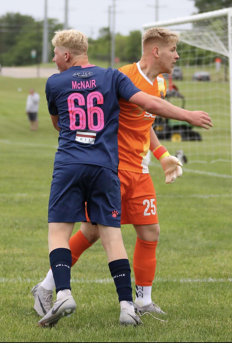 KOD on tour 🇺🇸 🥳 <a href="/AFCSudbury/">AFC Sudbury</a> keeper <a href="/JackMunson11/">Jack Munson</a> rocking his grip socks &amp; sock sleeve combo. May be the end of season but we don’t stop working 📈