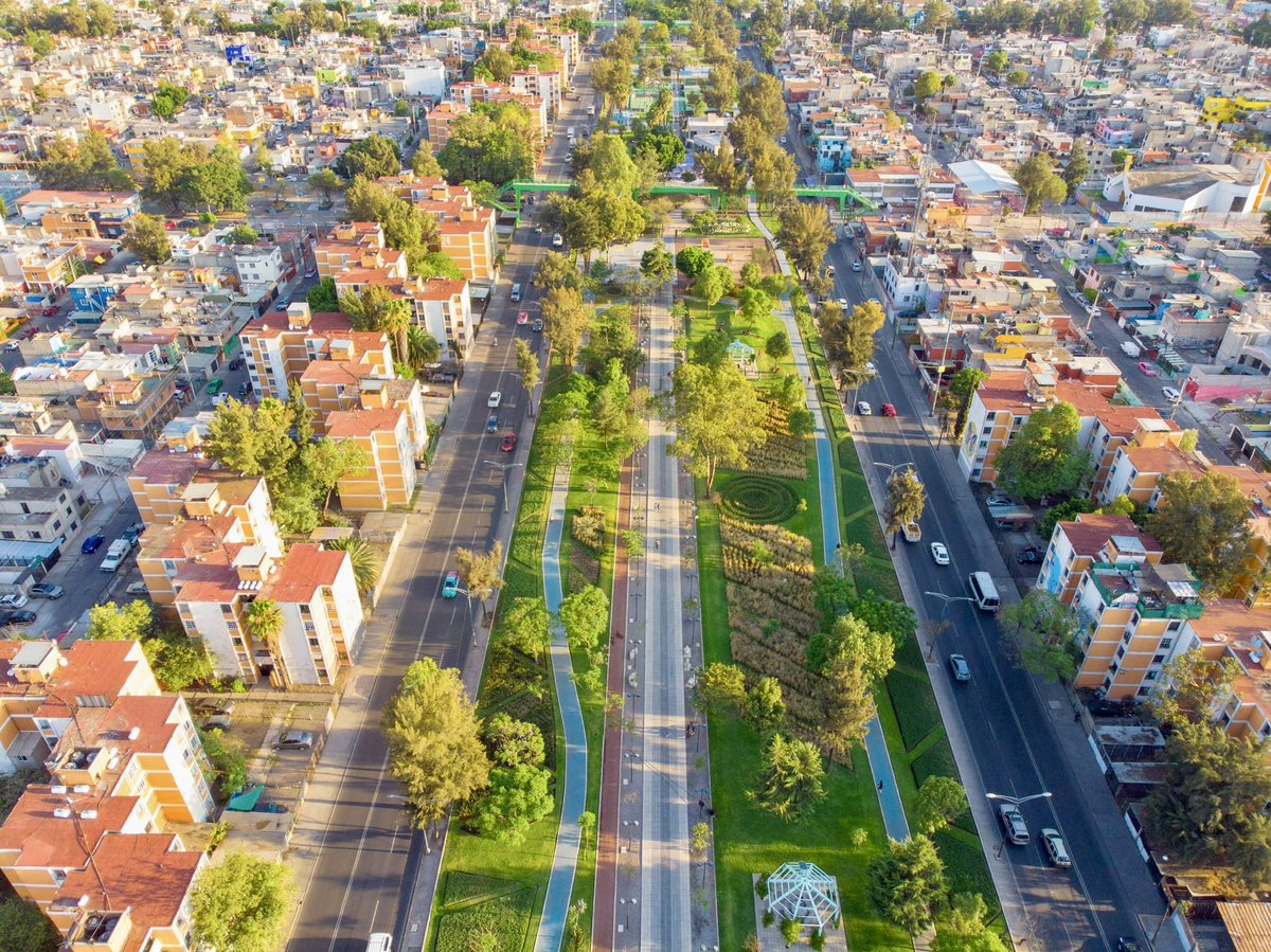 mroblesg's tweet photo. En la CdMx los espacios verdes se conectan a través de parques lineales, corredores de jardines polinizadores y otros elementos de infraestructura verde,  que mejoran la conectividad ecológica para la conservación de la naturaleza. 
#DíaMundialDelMedioAmbiente
@SEDEMA_CDMX https://t.co/4E6ka8T33a