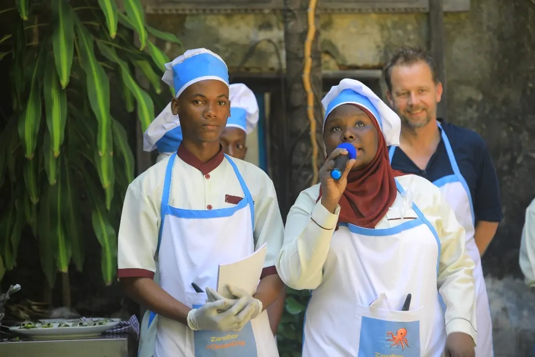 TAMWA_Zanzibar's tweet photo. Mabalozi wa nchi za Nordic ambazo ni @NorAmbTZ, @DKAmbTanzania, @SwedeninTZ na @FinnishEmbTZ mwishoni mwa wiki hii waliungana na wadau Zanzibar kuadhimisha wiki ya Nordic ambapo wadau walipata fursa kubadilishana maarifa ikiwemo upishi wa vyakula kwa kutumia rasilimali za majini. https://t.co/ifYcorrv2N