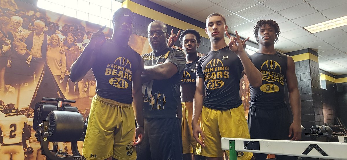 DarrinStevens09's tweet photo. One Day or Day One! The choice is yours! #Alief @AliefHastingsFB #GetBetterGang #BuildingBetterMinds @CoachPowell17 @CoachScott009 @CoachTCRandle @_Madden2tuff @AzeemSolabi https://t.co/M0dsJe81a9