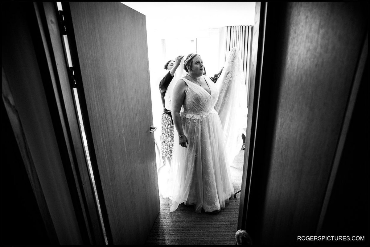 Hannah's final prep before marrying John at their Spring wedding at Jesus College, Cambridge
rogerspictures.com/spring-wedding…

Venue - <a href="/JesusCollegeCam/">Jesus College</a>