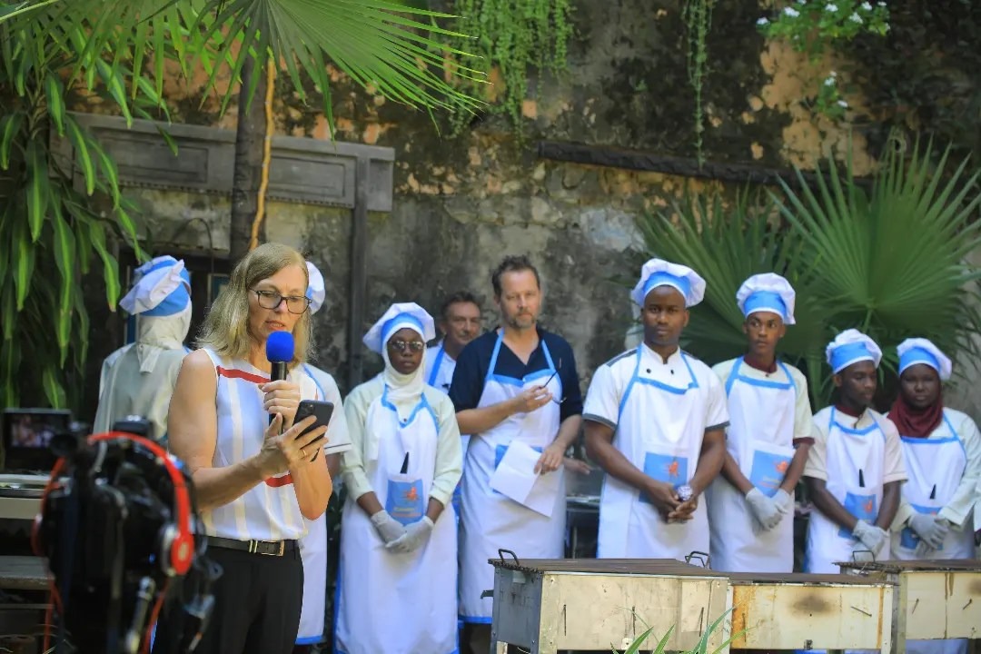 TAMWA_Zanzibar's tweet photo. Hafla hiyo fupi yenye lengo la kukuza mwamko wa kiutamaduni kwa vyakula vya baharini (#Seafood) ilishereheshwa na vijana kutoka chuo cha hotel Maruhubi Zanzibar kwa kuandaa mapishi mbalimbali na kusimulia hadithi iliyopo katika vyakula hivyo. https://t.co/4EvgBAh16g