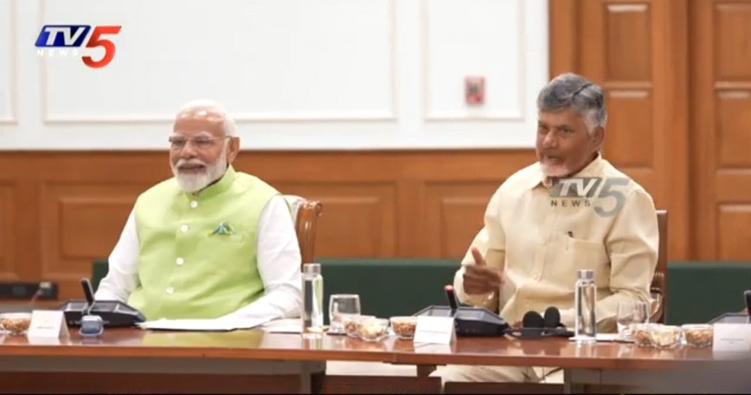 Arantweetz's tweet photo. ఒక్క ఓటమితో ఆయన
పనైపోయింది అనుకున్నారా..
దేశ రాజకీయాల్లో చక్రం
తిప్పిన మొనగాడు..
దేశ రాజకీయాలని తన చుట్టూ
తిప్పుకుంటున్న మొగోడు..
ఓకే ఒక్క నాయకుడు మా చంద్రుడు ..🔥
@ncbn
#TDP
#TDPFOREVER
#TDPBounceBack https://t.co/d3BLPHZ4SM