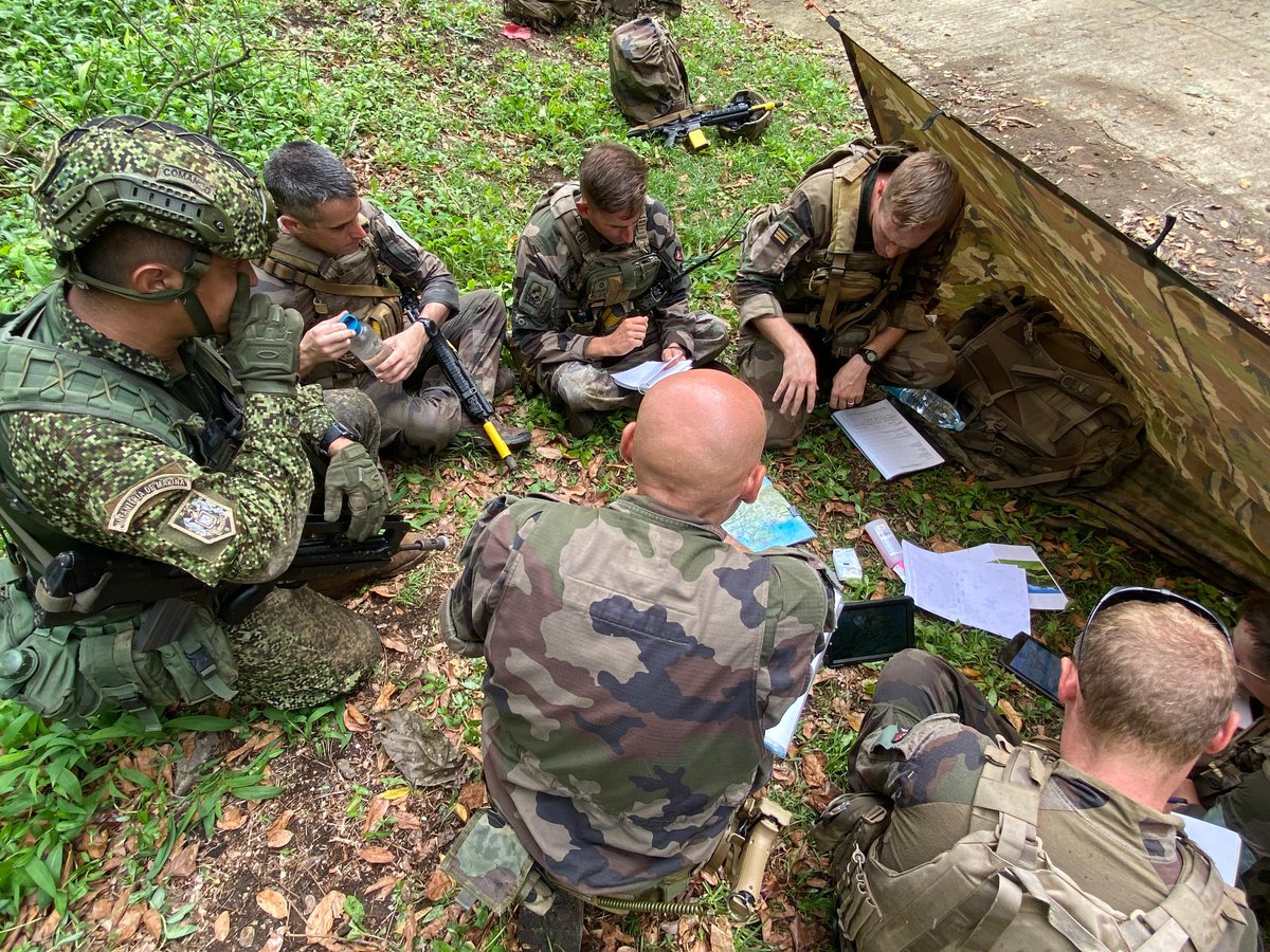 FNC_ArmadaCol's tweet photo. #FNCInternacional 🇨🇴🇫🇷| En el marco de la operación internacional #Caraibes2024, desarrollada en #Martinica y aguas de las #AntillasFrancesas, el buque #ARCVictoria y una comisión de la Infantería de Marina de la @ArmadaColombia, realizaron junto a la @MarineNationale  🇫🇷 diversos ejercicios, que permitieron el intercambio de conocimientos, experiencias y capacidades para el fortalecimiento del alistamiento y entrenamiento de las tripulaciones.💯

Se destaca el aterrizaje por primera vez en una unidad de la Armada de Colombia de un helicóptero SA330 Panter.

#ElAzulQueNosUne 🌊
#ProtegemosElAzulDeLaBandera 🇨🇴
#SiempreFirmes 🫡