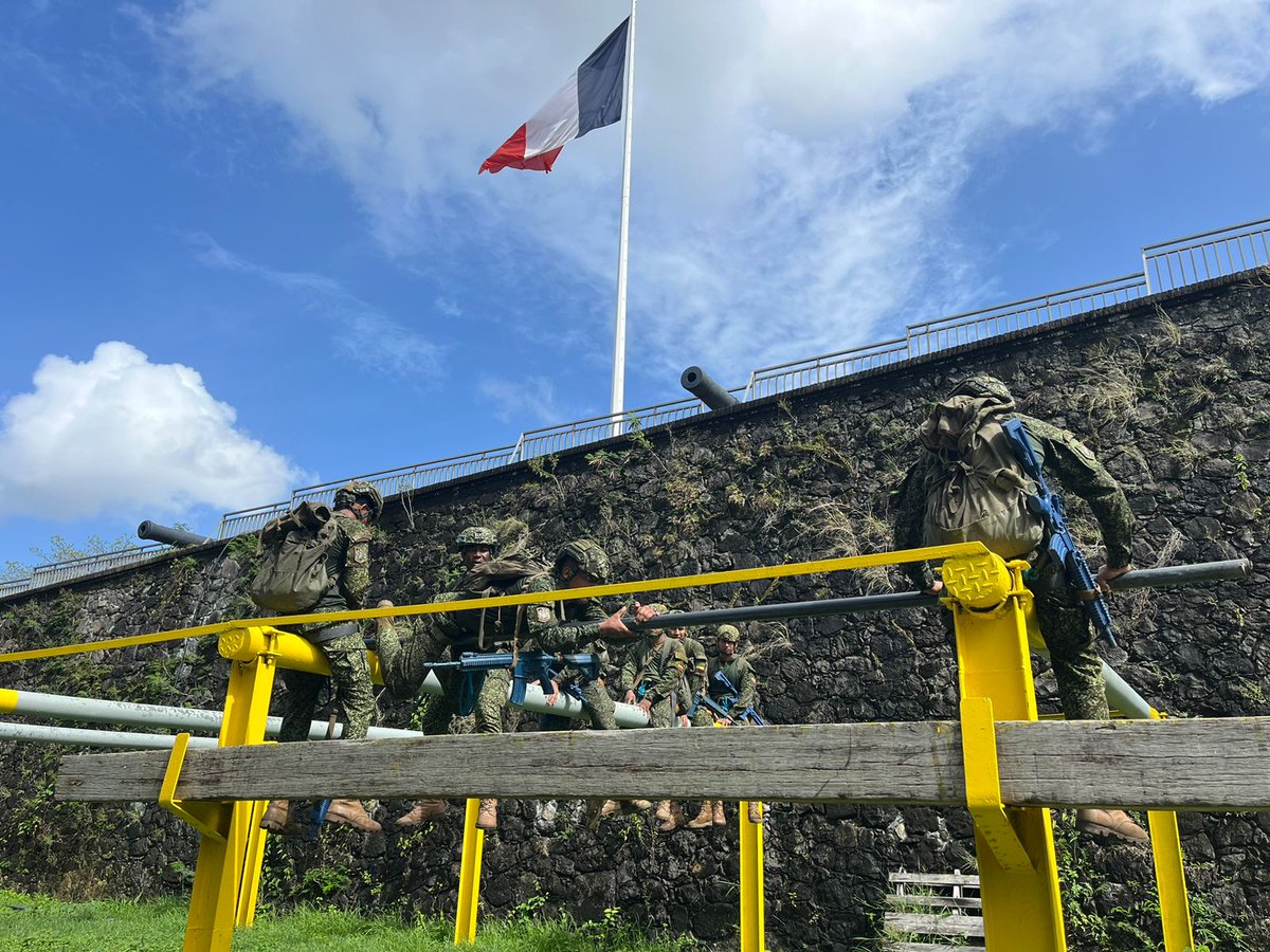 FNC_ArmadaCol's tweet photo. #FNCInternacional 🇨🇴🇫🇷| En el marco de la operación internacional #Caraibes2024, desarrollada en #Martinica y aguas de las #AntillasFrancesas, el buque #ARCVictoria y una comisión de la Infantería de Marina de la @ArmadaColombia, realizaron junto a la @MarineNationale  🇫🇷 diversos ejercicios, que permitieron el intercambio de conocimientos, experiencias y capacidades para el fortalecimiento del alistamiento y entrenamiento de las tripulaciones.💯

Se destaca el aterrizaje por primera vez en una unidad de la Armada de Colombia de un helicóptero SA330 Panter.

#ElAzulQueNosUne 🌊
#ProtegemosElAzulDeLaBandera 🇨🇴
#SiempreFirmes 🫡