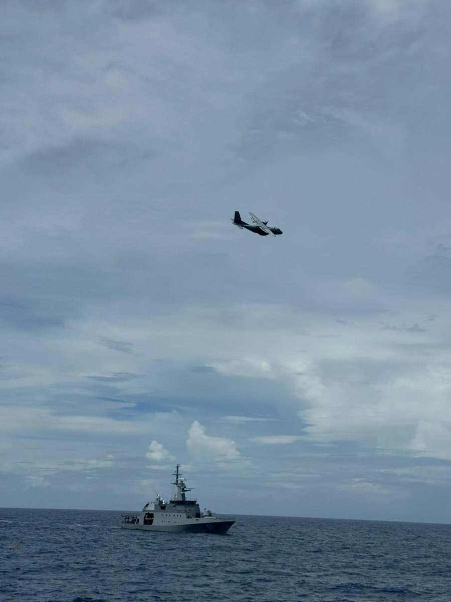 FNC_ArmadaCol's tweet photo. #FNCInternacional 🇨🇴🇫🇷| En el marco de la operación internacional #Caraibes2024, desarrollada en #Martinica y aguas de las #AntillasFrancesas, el buque #ARCVictoria y una comisión de la Infantería de Marina de la @ArmadaColombia, realizaron junto a la @MarineNationale  🇫🇷 diversos ejercicios, que permitieron el intercambio de conocimientos, experiencias y capacidades para el fortalecimiento del alistamiento y entrenamiento de las tripulaciones.💯

Se destaca el aterrizaje por primera vez en una unidad de la Armada de Colombia de un helicóptero SA330 Panter.

#ElAzulQueNosUne 🌊
#ProtegemosElAzulDeLaBandera 🇨🇴
#SiempreFirmes 🫡