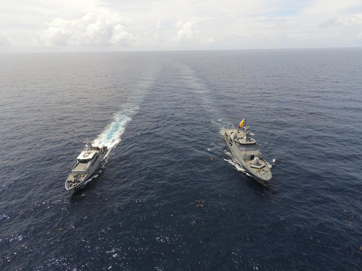 FNC_ArmadaCol's tweet photo. #FNCInternacional 🇨🇴🇫🇷| En el marco de la operación internacional #Caraibes2024, desarrollada en #Martinica y aguas de las #AntillasFrancesas, el buque #ARCVictoria y una comisión de la Infantería de Marina de la @ArmadaColombia, realizaron junto a la @MarineNationale  🇫🇷 diversos ejercicios, que permitieron el intercambio de conocimientos, experiencias y capacidades para el fortalecimiento del alistamiento y entrenamiento de las tripulaciones.💯

Se destaca el aterrizaje por primera vez en una unidad de la Armada de Colombia de un helicóptero SA330 Panter.

#ElAzulQueNosUne 🌊
#ProtegemosElAzulDeLaBandera 🇨🇴
#SiempreFirmes 🫡