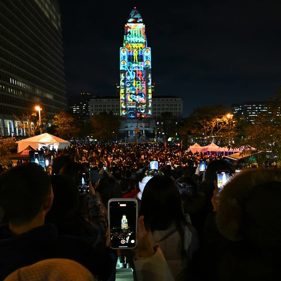 Modulo_Pi's tweet photo. {#SHOWCASE} 🔗https://t.co/QGcmdCzm5z | Our #ModuloKinetic was behind Los Angeles New Year's Eve celebrations &amp; Midnight Countdown show on LA City Hall. The #mediaserver was used for #projectionstudy, #3Dmapping &amp; #fireworks triggering 🎆→ https://t.co/QGcmdCzm5z 
.
#avtweeps https://t.co/cNYmkKiu9x