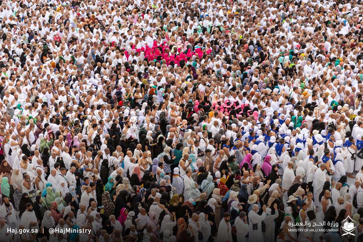 MoHU_En's tweet photo. Although languages may vary in the embrace of Allah's hospitality, souls are joined, journeying toward a common sacred destination.

#No_Hajj_without_a_permit
#Hajj_1445H
#Ease_and_Tranquility https://t.co/az4Op4eg9q