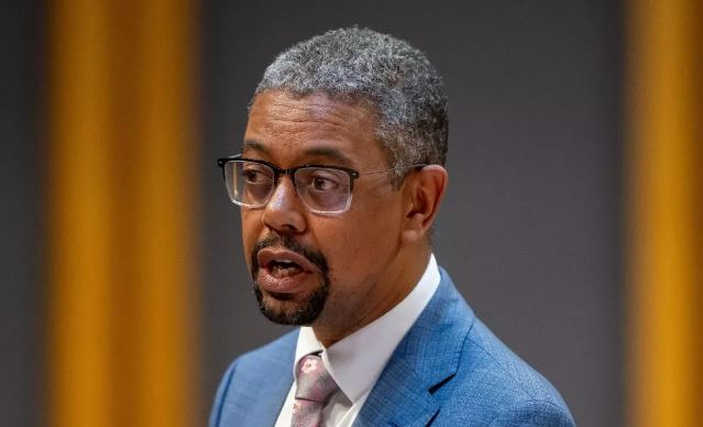 WalesOnline's tweet photo. Vaughan Gething dramatically loses no-confidence vote - follow live https://t.co/QVYqjm4znN https://t.co/48YIEHsPQs
