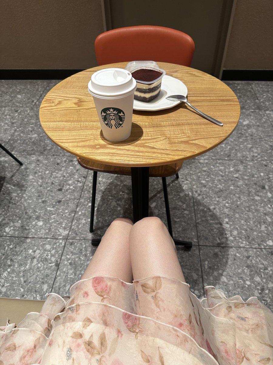 Sacha40989764's tweet photo. How lonely can a person be?
I sat alone in Starbucks for several hours, watching videos and reading . https://t.co/EiCO7CpnRg