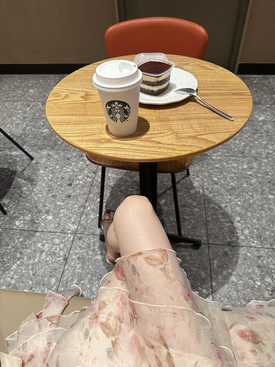 Sacha40989764's tweet photo. How lonely can a person be?
I sat alone in Starbucks for several hours, watching videos and reading . https://t.co/EiCO7CpnRg