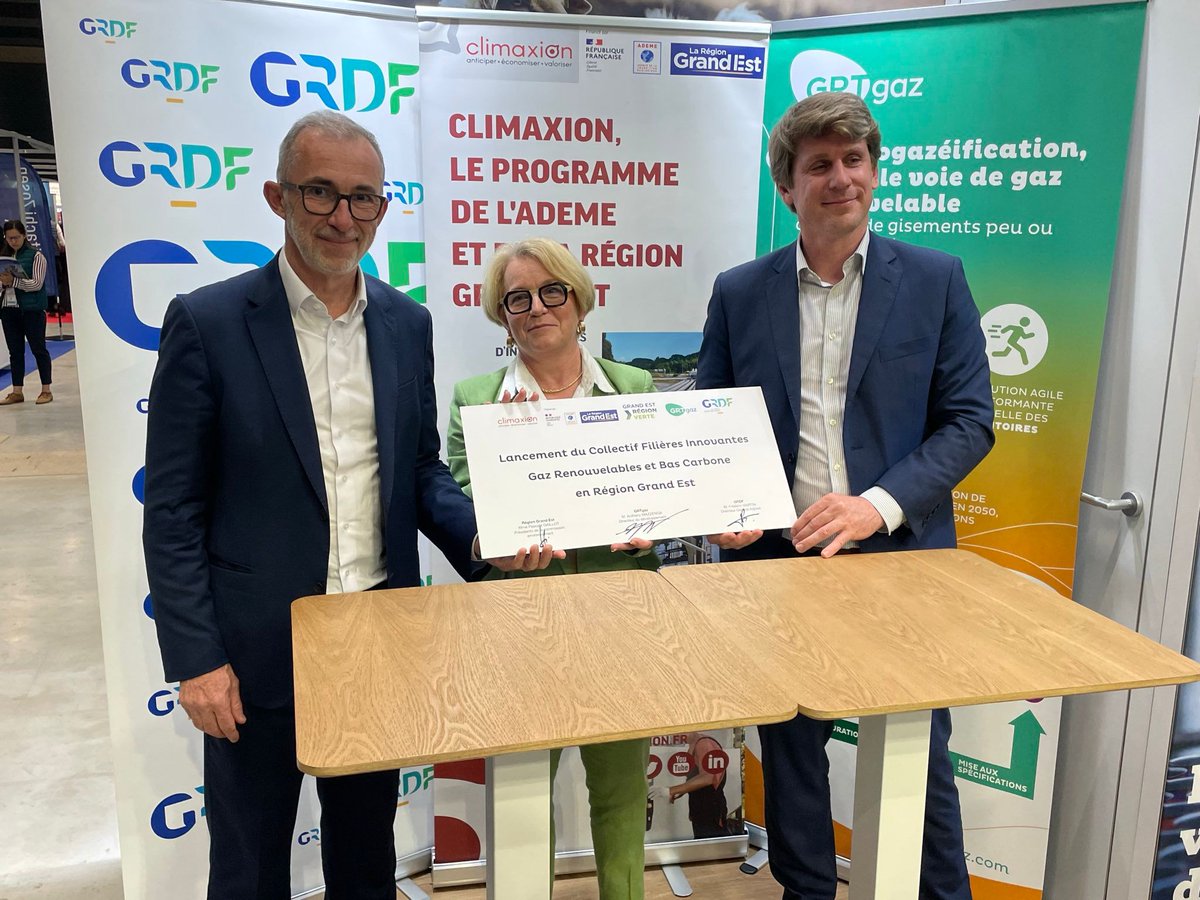 GRDF's tweet photo. ✍️ #Expobiogaz2024 | Signature de lancement du Club Pyrogazéification entre la @regiongrandest, @GRTgaz et #GRDF.

En présence de @PascaleGaillot, @FrederiMartin et Anthony Mazzenga⤵️ 

#expobiogaz #pyrogazeification https://t.co/Fa30fuGGeQ