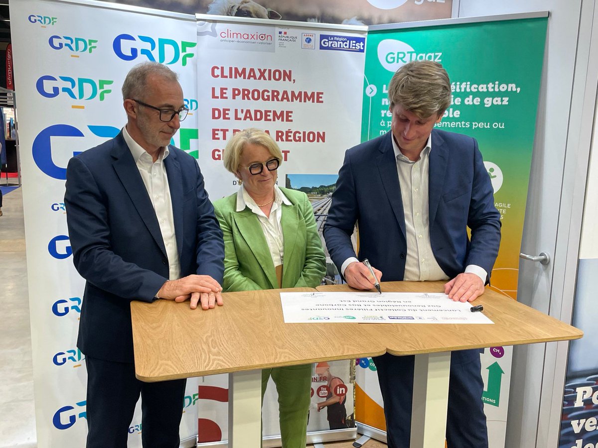 GRDF's tweet photo. ✍️ #Expobiogaz2024 | Signature de lancement du Club Pyrogazéification entre la @regiongrandest, @GRTgaz et #GRDF.

En présence de @PascaleGaillot, @FrederiMartin et Anthony Mazzenga⤵️ 

#expobiogaz #pyrogazeification https://t.co/Fa30fuGGeQ