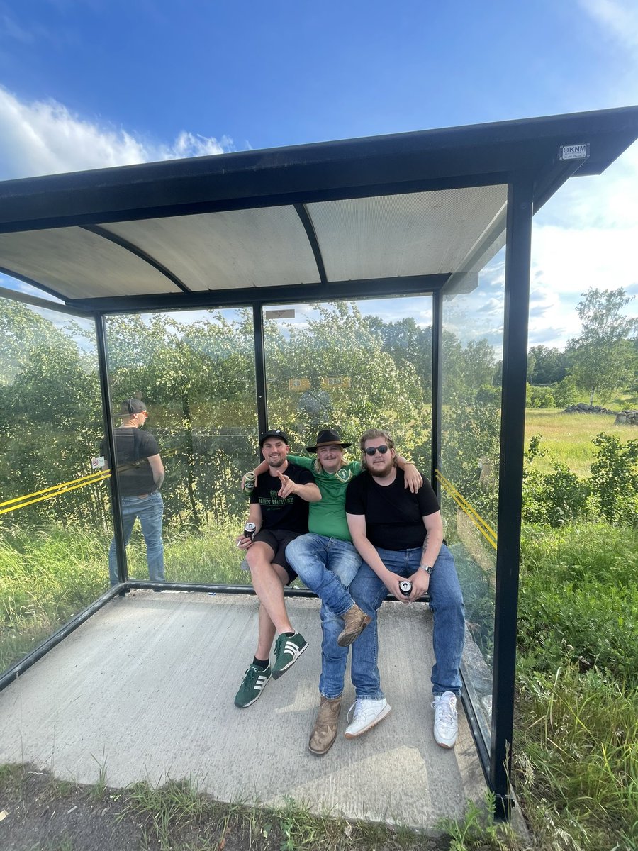 På en busshållplats i Småland