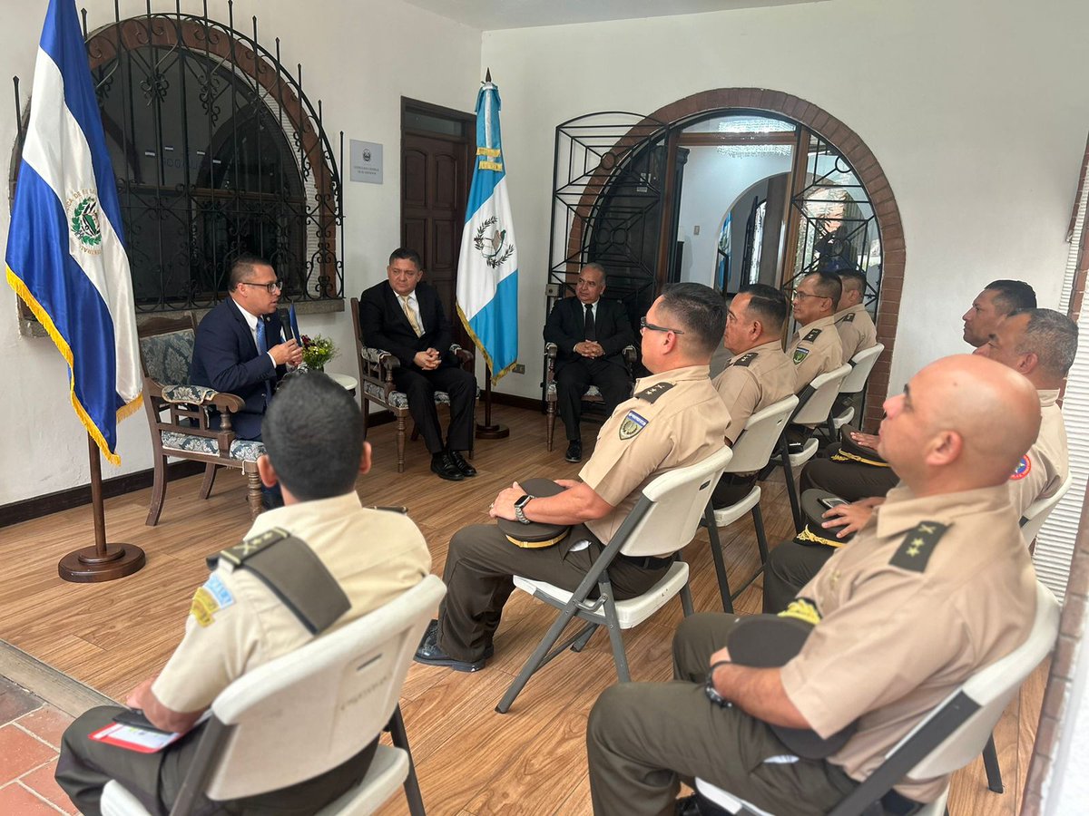 En el conversatorio, se dio a conocer el trabajo que realiza la Embajada y Consulado de El Salvador en Guatemala, coincidiendo en la importancia del trabajo integrado entre el Ministerio de Defensa Nacional y el Servicio Exterior de nuestro país.