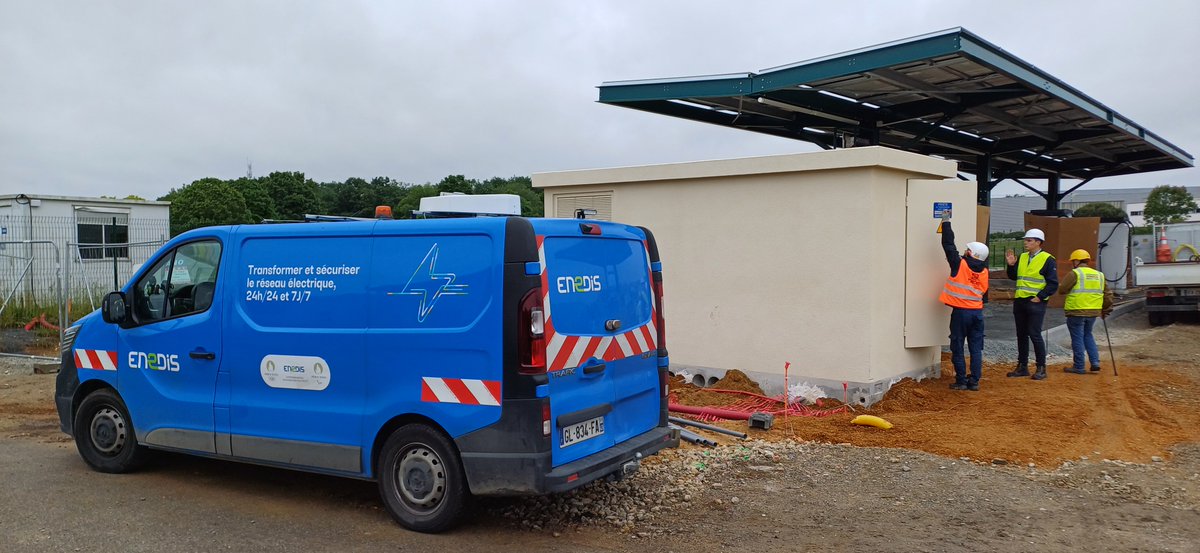 enedis_pdl's tweet photo. À #Durtal, @Enedis contribue avec Oreve au développement de la #mobilité lourde en itinérance 🚛 ! Comment ? 🔌🔋 En raccordant une toute nouvelle station de recharge ultra-rapide qui permettra de recharger des véhicules électriques légers mais aussi des camions et fourgons. https://t.co/CbB0TTaZOX