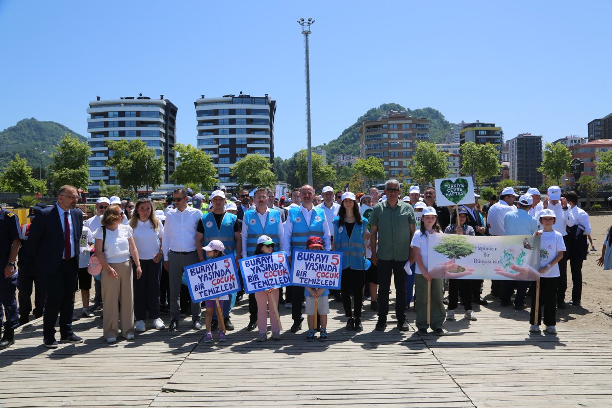 valiserdengecti's tweet photo. 3⃣ #DünyaÇevreGünü 🍀🏖️
Kamu personellerimiz, STK'larımız, gönüllerimiz, vatandaşlarımız ve #SıfırAtık bilinciyle büyüyen çocuk ve gençlerimizle el ele vererek daha temiz bir dünya için farkındalık oluşturmaya çalışıyoruz.
#ÇevreHaftası💚 #OrtakEvimiz🌎
📍Plajlar Bölgesi https://t.co/A4crhxtL0B