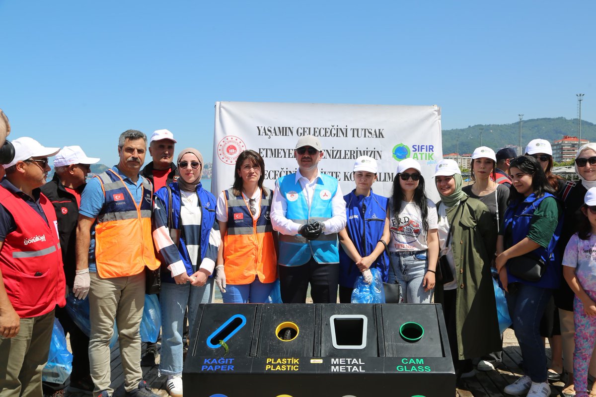 valiserdengecti's tweet photo. 3⃣ #DünyaÇevreGünü 🍀🏖️
Kamu personellerimiz, STK'larımız, gönüllerimiz, vatandaşlarımız ve #SıfırAtık bilinciyle büyüyen çocuk ve gençlerimizle el ele vererek daha temiz bir dünya için farkındalık oluşturmaya çalışıyoruz.
#ÇevreHaftası💚 #OrtakEvimiz🌎
📍Plajlar Bölgesi https://t.co/A4crhxtL0B