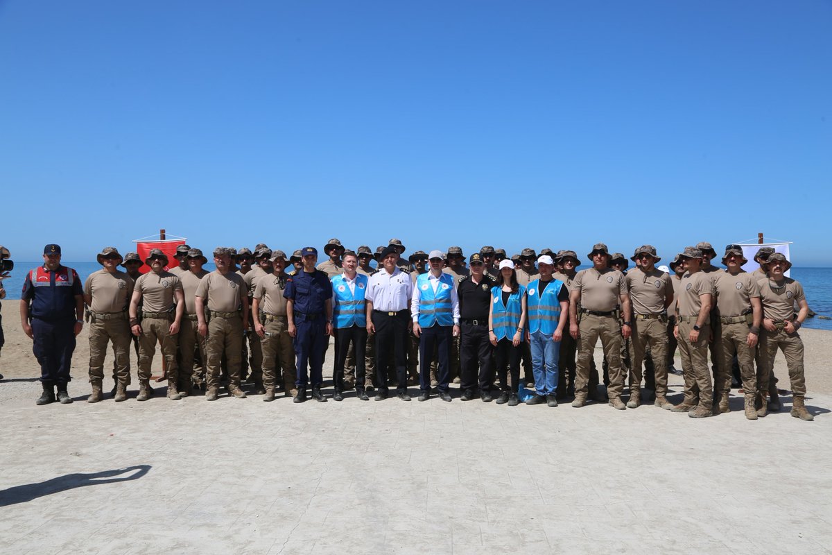 valiserdengecti's tweet photo. 3⃣ #DünyaÇevreGünü 🍀🏖️
Kamu personellerimiz, STK'larımız, gönüllerimiz, vatandaşlarımız ve #SıfırAtık bilinciyle büyüyen çocuk ve gençlerimizle el ele vererek daha temiz bir dünya için farkındalık oluşturmaya çalışıyoruz.
#ÇevreHaftası💚 #OrtakEvimiz🌎
📍Plajlar Bölgesi https://t.co/A4crhxtL0B
