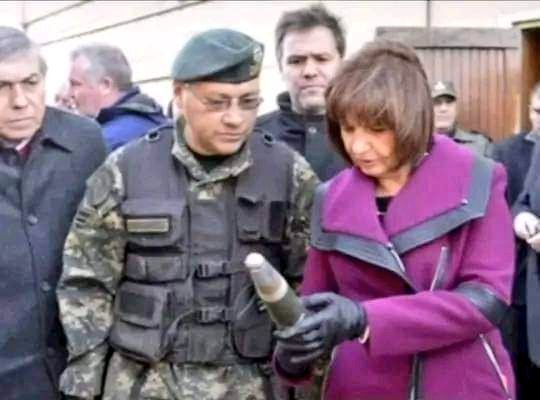 _Como se descorcha?
_Es un misil, señora...