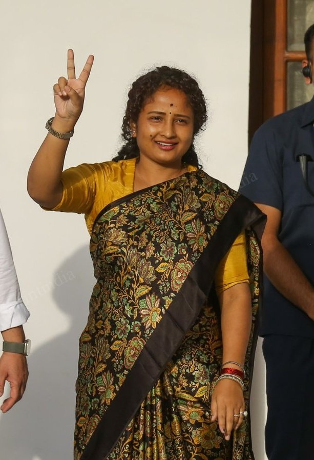 HemantSorenJMM's tweet photo. लोकसभा चुनाव परिणाम के पश्चात आज दिल्ली में INDIA गठबंधन की बैठक में शामिल हुई।

गरीब, वंचित और शोषित तथा आदिवासी, दलित, पिछड़ा एवं अल्पसंख्यक वर्ग के लोगों की आवाज है INDIA और यह आवाज पुरजोर तरीके से सदन में गूंजती रहेगी। समस्त जनता को इस ऐतिहासिक साथ और आशीर्वाद के लिए हार्दिक आभार और जोहार!

हेमन्त है तो हिम्मत है!

~ कल्पना मुर्मू सोरेन