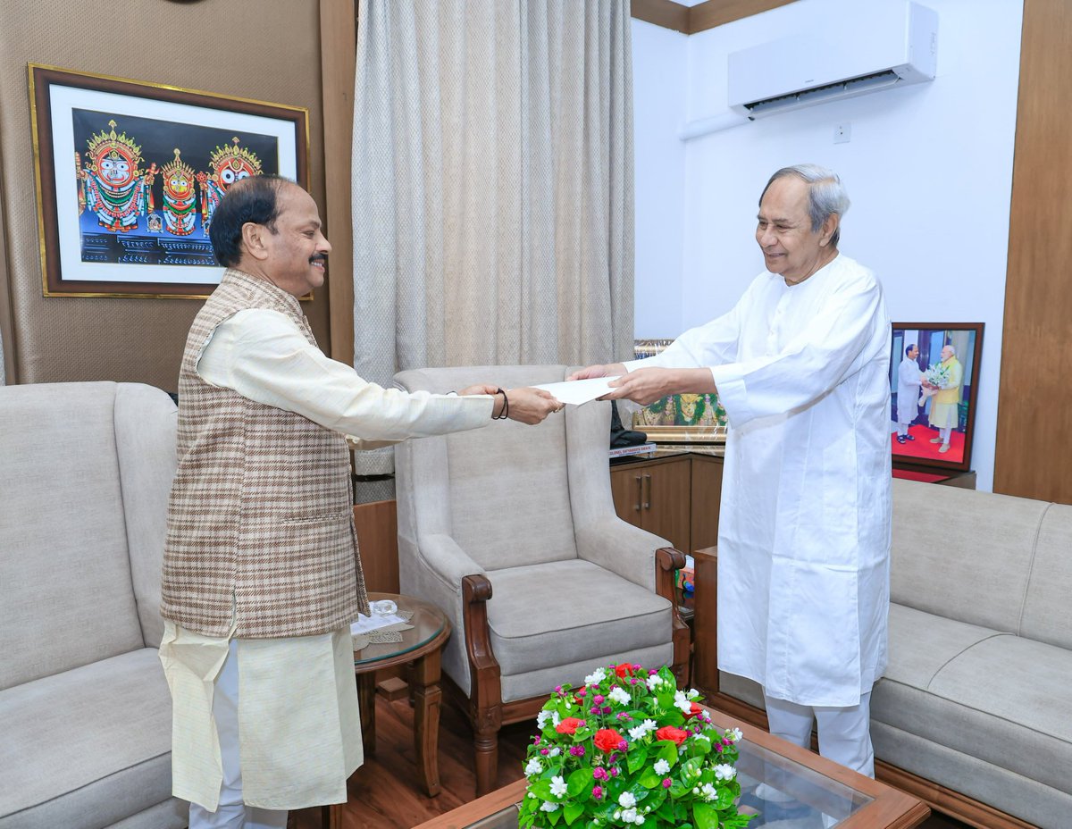 RatanMeher1's tweet photo. It is not about any political prties or anything other but this man is a dynamic leader. In other hand everything was going ri8 upto when the control of the prty politics was under him but after handing little pwr &amp; opportunities to tha Pandian, destroyed their the prty politics. https://t.co/reeLMxR2T9