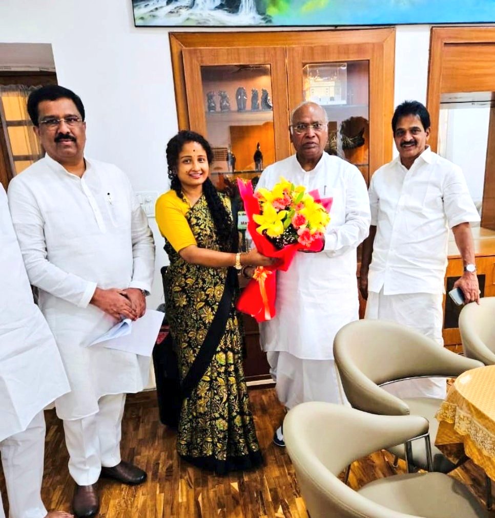 HemantSorenJMM's tweet photo. लोकसभा चुनाव परिणाम के पश्चात आज दिल्ली में INDIA गठबंधन की बैठक में शामिल हुई।

गरीब, वंचित और शोषित तथा आदिवासी, दलित, पिछड़ा एवं अल्पसंख्यक वर्ग के लोगों की आवाज है INDIA और यह आवाज पुरजोर तरीके से सदन में गूंजती रहेगी। समस्त जनता को इस ऐतिहासिक साथ और आशीर्वाद के लिए हार्दिक आभार और जोहार!

हेमन्त है तो हिम्मत है!

~ कल्पना मुर्मू सोरेन