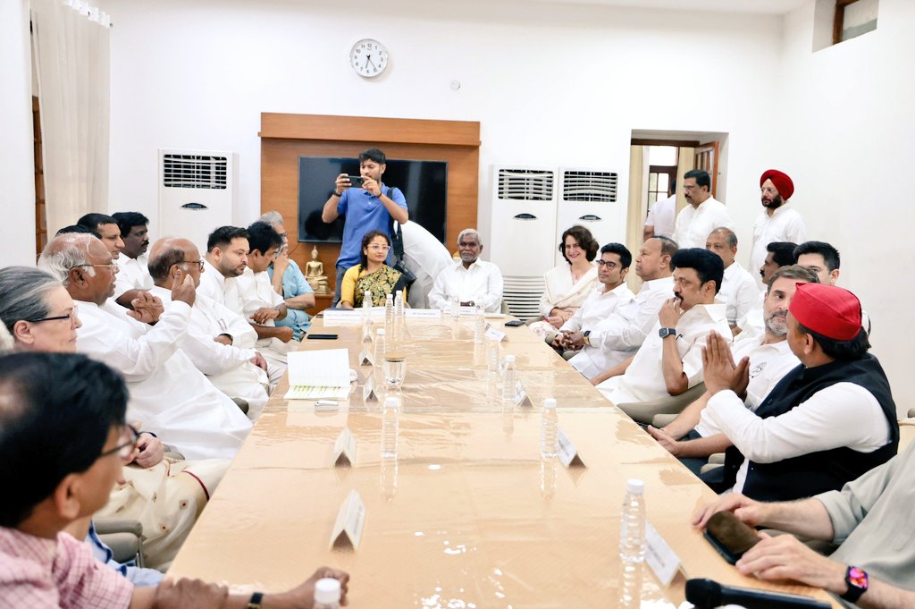 HemantSorenJMM's tweet photo. लोकसभा चुनाव परिणाम के पश्चात आज दिल्ली में INDIA गठबंधन की बैठक में शामिल हुई।

गरीब, वंचित और शोषित तथा आदिवासी, दलित, पिछड़ा एवं अल्पसंख्यक वर्ग के लोगों की आवाज है INDIA और यह आवाज पुरजोर तरीके से सदन में गूंजती रहेगी। समस्त जनता को इस ऐतिहासिक साथ और आशीर्वाद के लिए हार्दिक आभार और जोहार!

हेमन्त है तो हिम्मत है!

~ कल्पना मुर्मू सोरेन