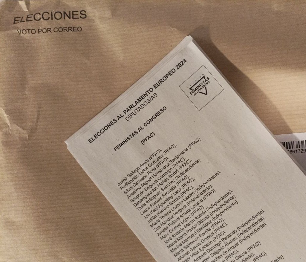 JustoFernndezL2's tweet photo. Un sencillo tuit para compartir un gesto sencillo:

Hace un rato he entregado en Correos el sobre conteniendo la lista del Partido Feministas al Congreso (#PFAC) y mi documentación como ciudadano.

Resulta que, como es obvio, los hombres de izquierdas también votamos y algunos, pocos o muchos de nosotros tampoco estamos de acuerdo con las propuestas y políticas neogeneristas posmodernas de las actuales formaciones "progresistas", a las que consideramos involucionismo.

Personalmente considero votar a PFAC perseverancia en la responsable disidencia contra el patriarcado en cualquiera de sus formas, otrora hegemónico, ahora diverso.

Gracias PFAC por hacerlo posible en el ámbito del ejercicio político.