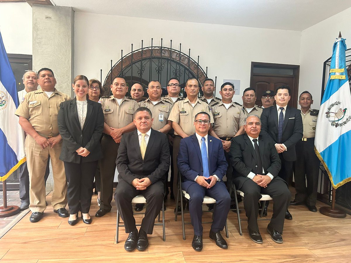 Compartimos experiencias con el Director del <a href="/Caeelsalvador/">Colegio de Altos Estudios Estratégicos</a>  Gral de Bgda. Harold Pineda Arias y Cnel de Inf. DEM, Docente, Nelson Laínez Martínez, y los oficiales cursantes del XXIX Curso de Defensa Nacional, en el marco de la visita a @EESAenGuate.