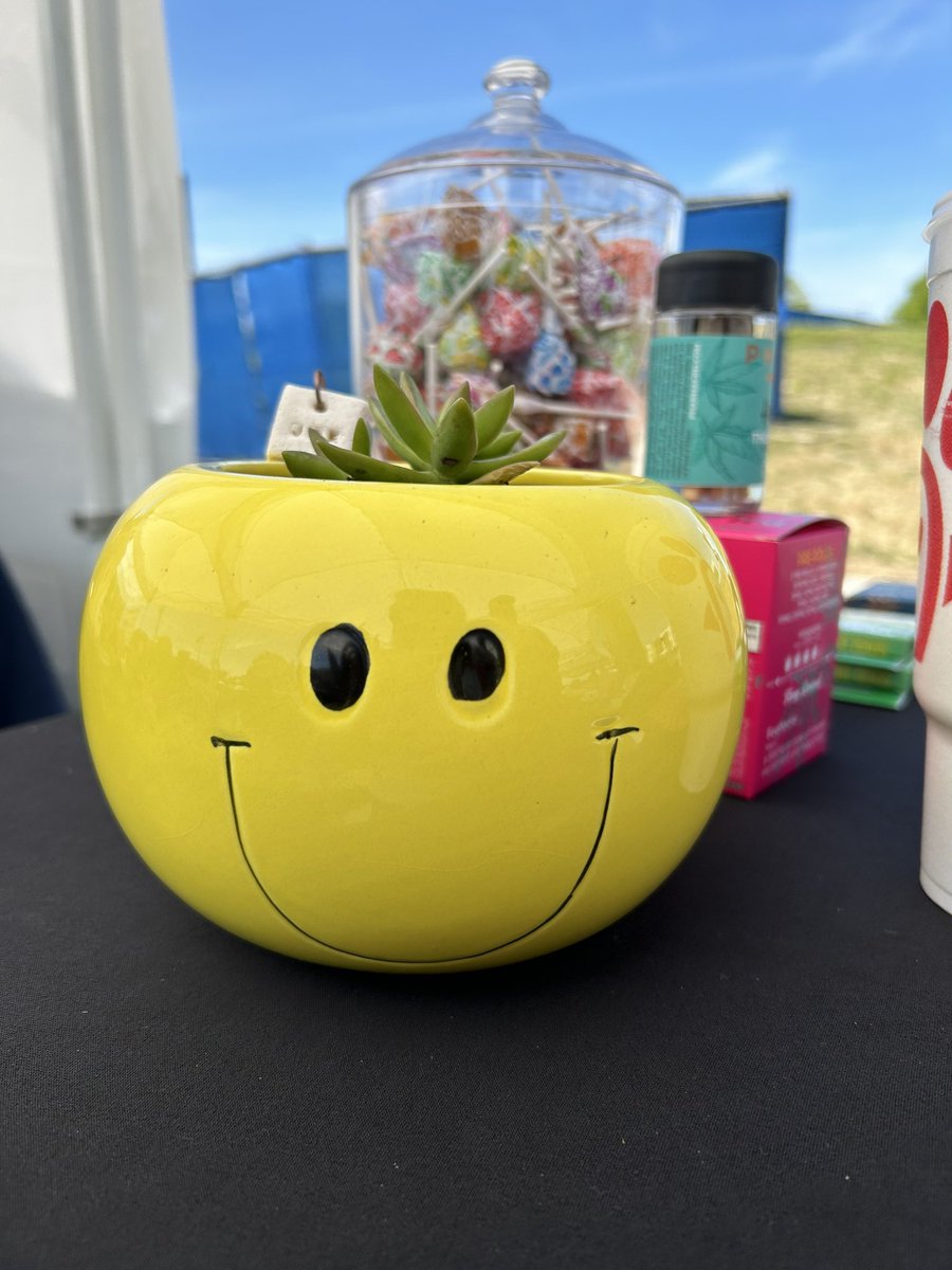KryptoDeltaTHC's tweet photo. Let’s keep up the good work!! 
Come get all your smoke 💨 needs today
https://t.co/bPYI1uBegu 

Don’t forget come take a guess of how many Dum Dum's are in the jar and win a prize use the link the below. We will not be taking comment guessing
https://t.co/2UYsjpRdyH https://t.co/jiVTsgEpam