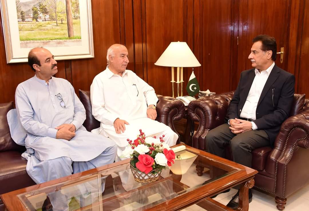 نیشنل پارٹی کے مرکزی صدر ڈاکٹر عبدالمالک بلوچ کا قومی اسمبلی کی اسپیکر سردار ایاز محمد صادق سے اسپیکر آفس اسلام اباد میں ملاقات ملکی سیاسی صورتحال پر تفصیلی گفتگو اس دوران  پارٹی کے مرکزی رہنما و قومی اسمبلی ممبر پھلین بلوچ بھی موجود تھے۔
<a href="/Intekhabhd/">Daily Intekhab</a> 
<a href="/HamidMirPAK/">Hamid Mir حامد میر</a>