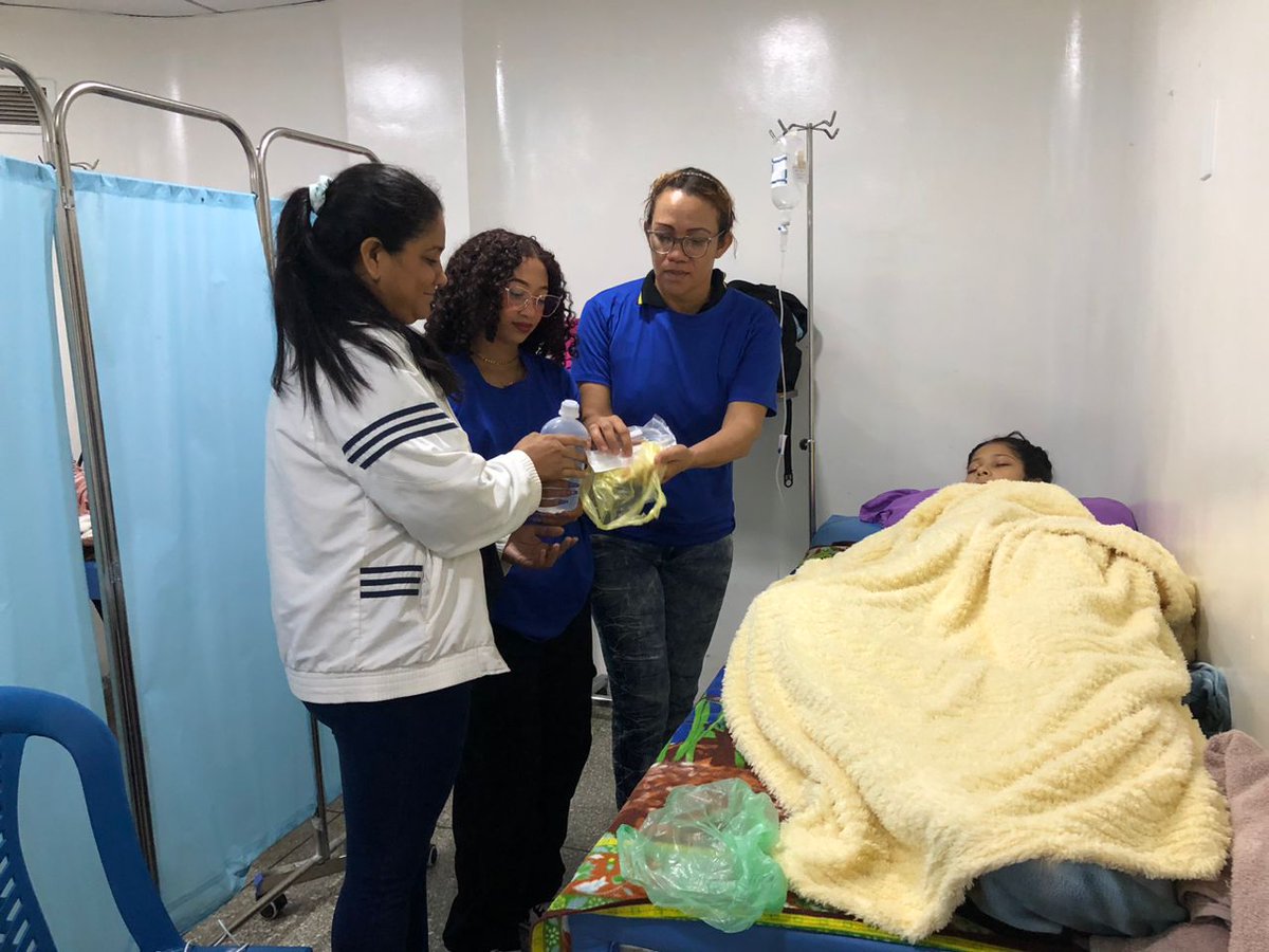 Unt_iranies's tweet photo. #5Jun|| Por lineamientos de nuestro pdte. #Cojedes, Luis Villanueva, Sec. Electoral Gladys Farfán y Sec. JDS de la parroquia #Iranies, haciendo entrega de medicamentos a adolescente recluida en el hospital Gral. Egor Nucette del mcpio. #SanCarlos.
#UNTContigo https://t.co/MEEYKzK5ym