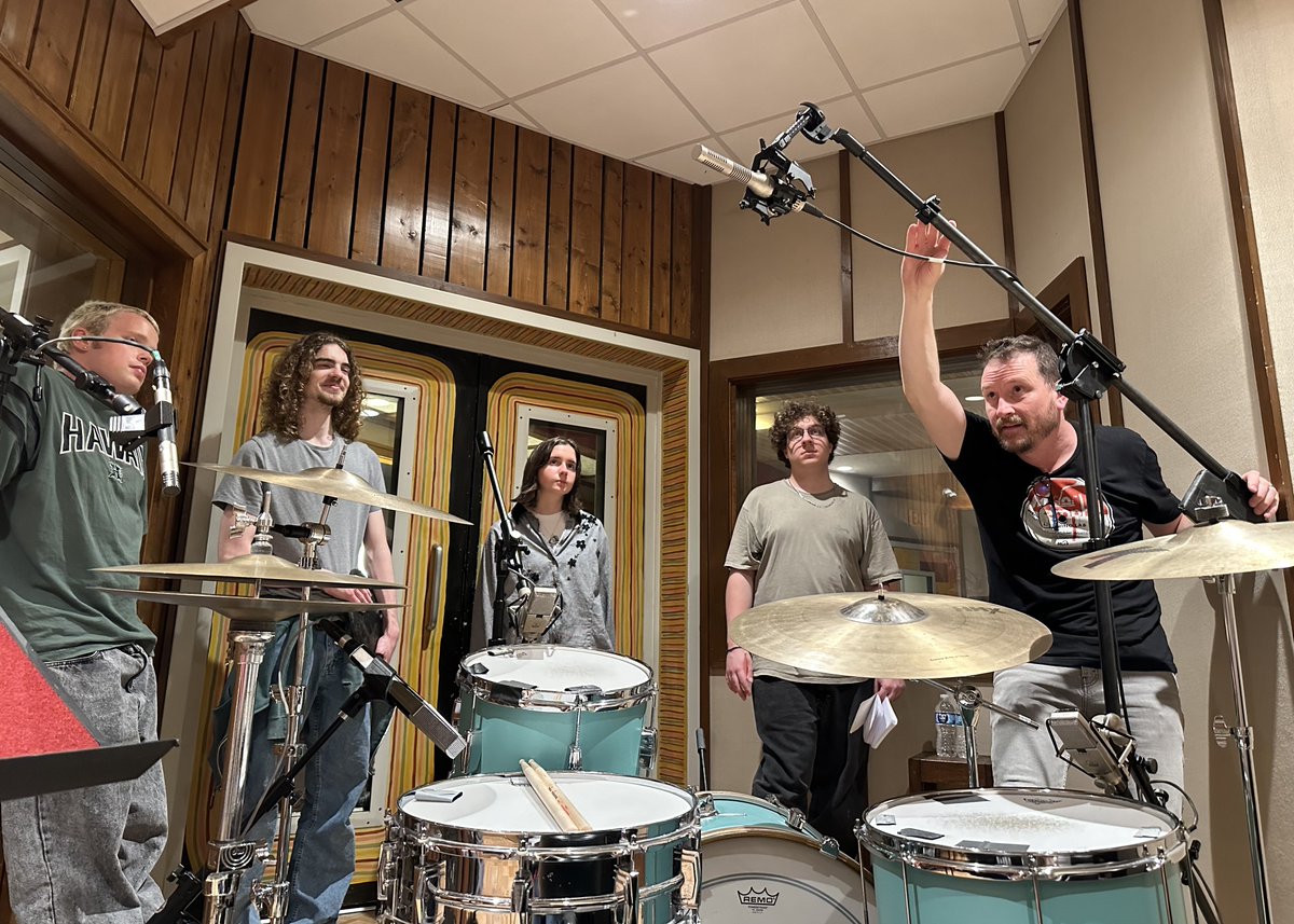 BBArocks's tweet image. Recording in Blackbird Studio for the first time with our new #studioengineering class. This #bandweek is with multi-Grammy winner Jim Lauderdale! How cool is that?
.
Apply 👉🏼 bit.ly/applyBBA