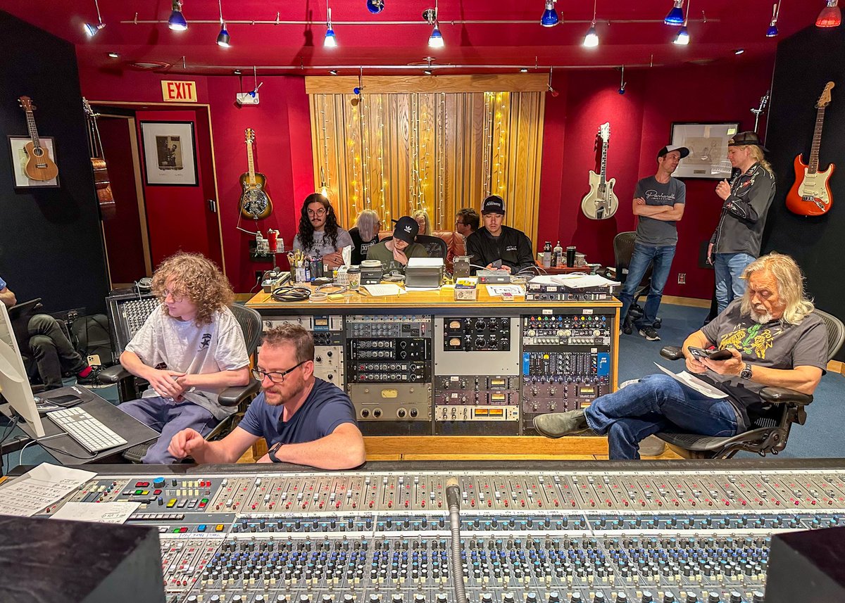 BBArocks's tweet image. Recording in Blackbird Studio for the first time with our new #studioengineering class. This #bandweek is with multi-Grammy winner Jim Lauderdale! How cool is that?
.
Apply 👉🏼 bit.ly/applyBBA