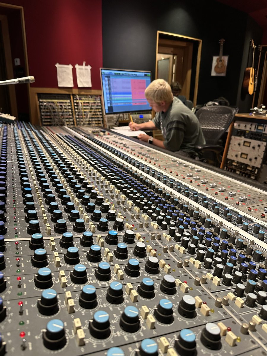 BBArocks's tweet image. Recording in Blackbird Studio for the first time with our new #studioengineering class. This #bandweek is with multi-Grammy winner Jim Lauderdale! How cool is that?
.
Apply 👉🏼 bit.ly/applyBBA