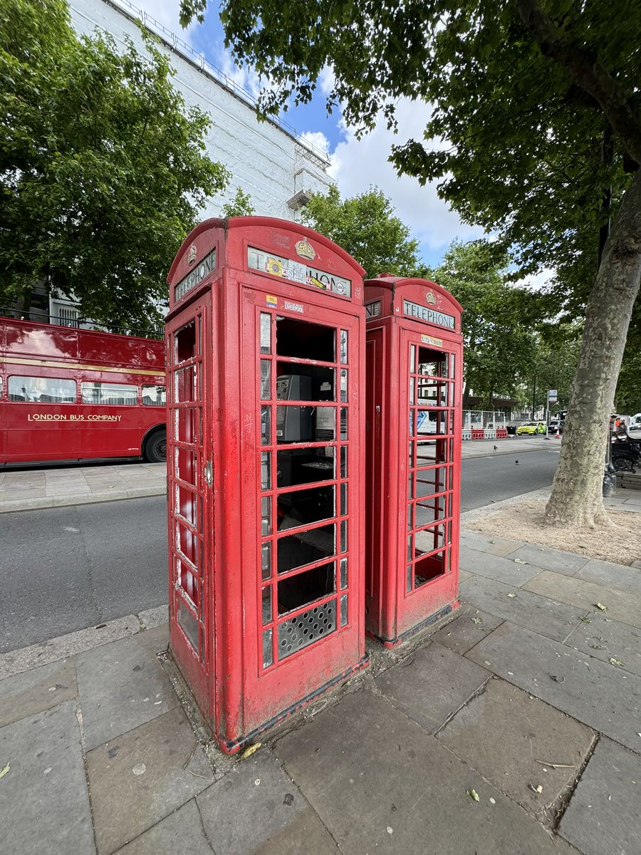 carlaconwifi's tweet photo. “Quiero ir a Londres a conocer las cabinas de teléfono”

Las cabinas de teléfono de Londres: https://t.co/9tMKxeQuqe