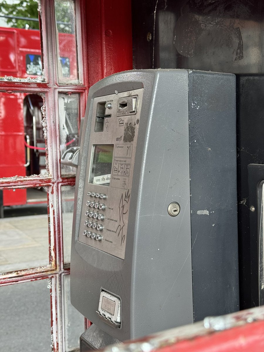 carlaconwifi's tweet photo. “Quiero ir a Londres a conocer las cabinas de teléfono”

Las cabinas de teléfono de Londres: https://t.co/9tMKxeQuqe