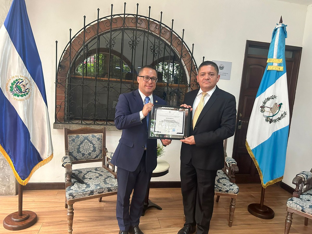 La visita incluyó un recorrido por la @EESAenGuate , y la entrega de un reconocimiento a las autoridades del <a href="/Caeelsalvador/">Colegio de Altos Estudios Estratégicos</a> , por su destacada labor profesional y su invaluable contribución al proceso de enseñanza y aprendizaje, para la defensa de los intereses de nuestra nación.