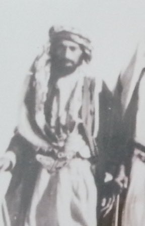 Hy_Almarri's tweet photo. قال الذي هاجه على نازح الدوّ
شوق الحبيب اللي خذوه النيوعي

يا حيف روّاد الحيا قادهم نوّ
اختالوا البرق الرفوف اللموعي

ركبوا على عسْم الايادي وقفّو
وتنحروا رملٍ بليّا هزوعي

دونك ضياعك يا المضيّع تنحوّ
يمّ الربيع وحيّ ذيك الربوعي

ان كان ما لك بدّ من دونهم نوّ
وتبغي وصلهم بالرضا والشنوعي

بنزورهم بالزين وان رادو السّو
معنا مداغيش الرجال السّبوعي

باننهبه جبرٍ وبانضرب الدوّ
وبانمحق الطالب واذا يا طموعي

على هجاهيج النّيا البعد تدنوّ 
بَترا الفخوذ معطّفات الضلوعي

هِيهايهن مثل الظبا يوم تقفوّ
لي حيّدن من عقب ما هن ارتوعي

أحمد محمد بن حبتور المري

#المرر #بني_ياس