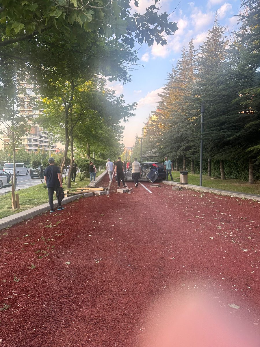 tugceustun06's tweet photo. Acil Dogukent yuruyus alanina bariyer, yuruyus yapanların canı tehlıkede @abbbasin @ankarabbld @cankayabelediye @mavimasa https://t.co/pe1o17tUL7