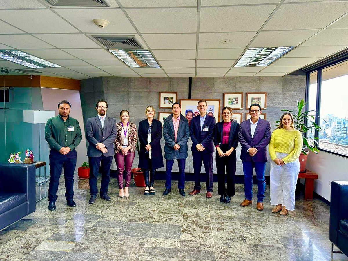 Educacion_Ec's tweet photo. 🤝 Mantuvimos una reunión de trabajo con representantes de @UNESCOQuito y @IIPEUNESCO_BA para abordar la "Cooperación Técnica en el Fortalecimiento de las Capacidades Estatales para la Mejora del Ecosistema de Datos de Educación en Emergencias en Ecuador" 🇪🇨. 

El objetivo es fortalecer las capacidades estatales en este ámbito mediante la formación de equipos técnicos del Ministerio de Educación.

#ElNuevoEcuadorResuelve