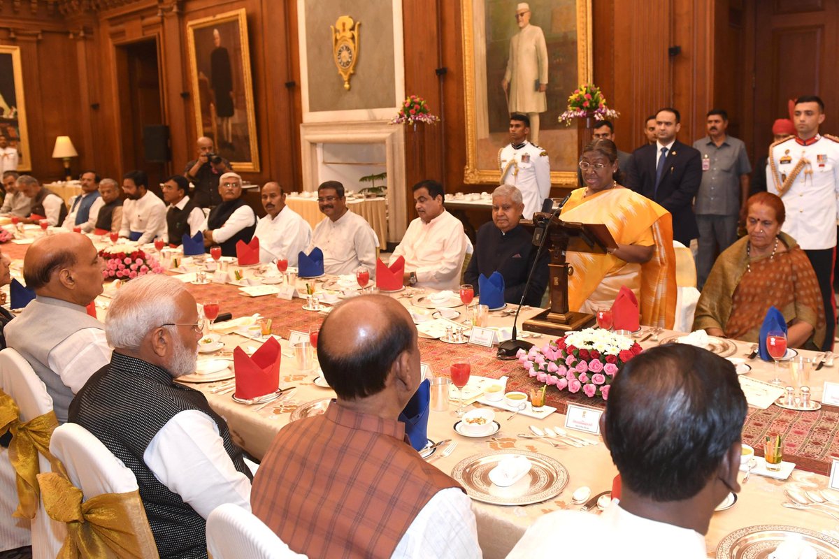 Cyberpost99's tweet photo. President Droupadi Murmu hosted a dinner for the outgoing Union Council of Ministers, led by Prime Minister Narendra Modi, at Rashtrapati Bhavan.

#loksabhaelecetions2024 
#NarendraModi https://t.co/8TdM8RnCjB