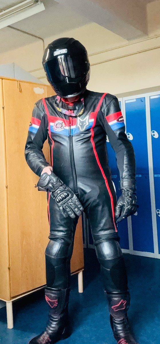 webhead1972's tweet photo. I do enjoy a ride to work in the morning #biker #leathers #wolfleathers #gaygear #gaybiker #simpsonhelmet #alpinestars #lgbt https://t.co/6bSA0gsBgZ