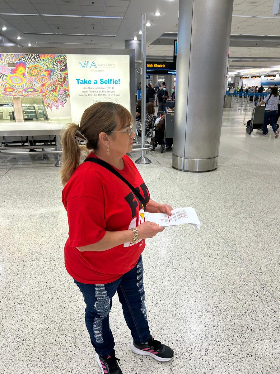 Miami airline catering workers are letting travelers know: we’re fed up. Our union contracts haven’t been renegotiated since 2018. We can’t wait any longer. Gate Gourmet and SkyChefs workers need a new contract – NOW.