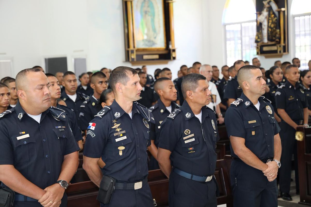 policiadepanama's tweet photo. En conmemoración a los #26Aniversario de la Escuela de Oficiales de Policía Dr. Justo Arosemena #ESOPOL, realizamos una eucaristía, presidida por Monseñor Rafael Valdivieso Miranda. #Felicidades https://t.co/royRR07sNI