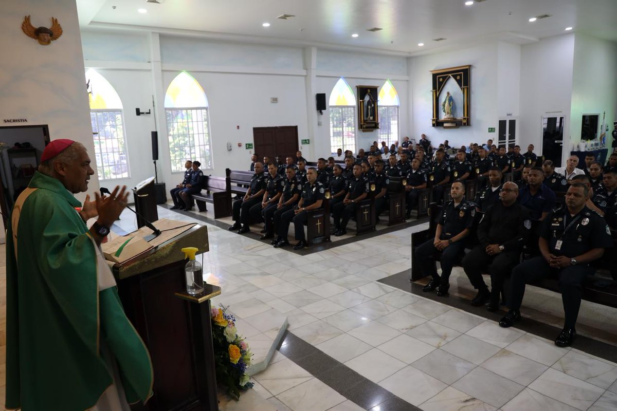 policiadepanama's tweet photo. En conmemoración a los #26Aniversario de la Escuela de Oficiales de Policía Dr. Justo Arosemena #ESOPOL, realizamos una eucaristía, presidida por Monseñor Rafael Valdivieso Miranda. #Felicidades https://t.co/royRR07sNI