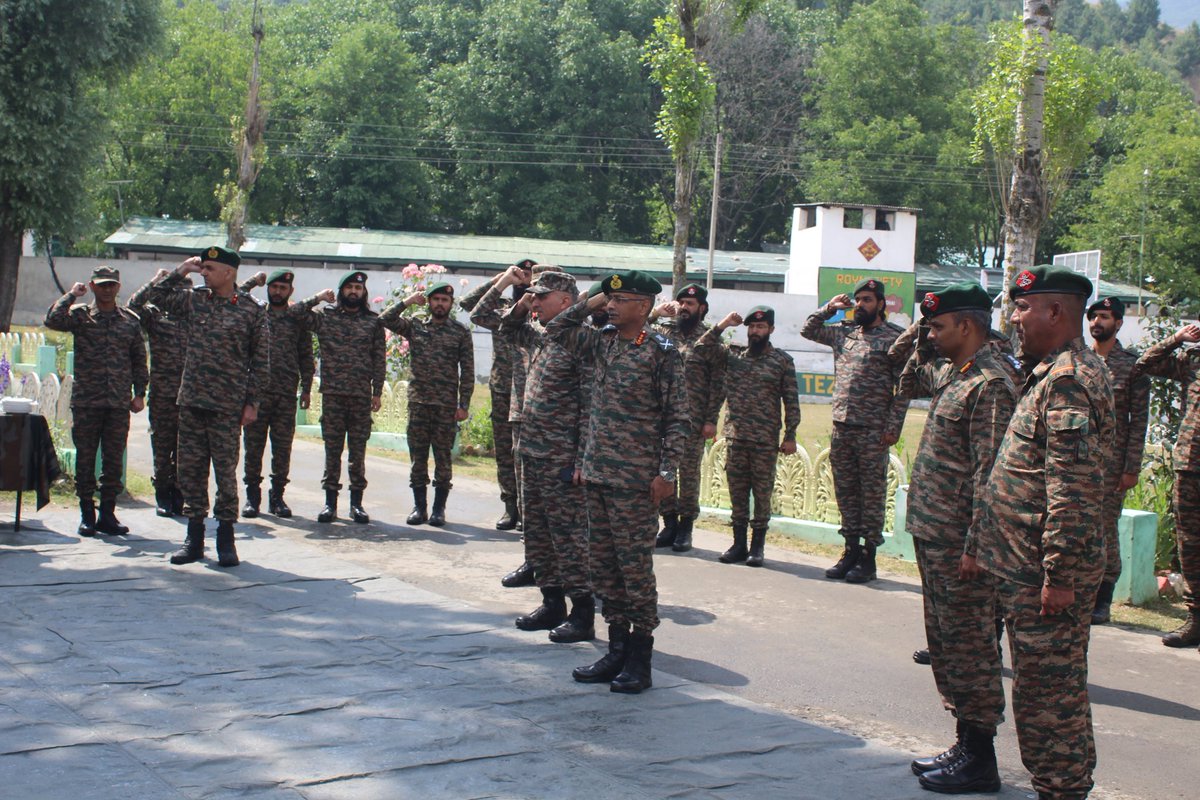 NorthernComd_IA's tweet photo. #LtGenMVSuchindraKumar, #ArmyCdrNC accompanied by #ChinarCorps Cdr visited Rashtriya Rifles Bn deployed in Counter Terrorism Grid in South Kashmir to review the prevalent security situation. 
#ArmyCdr commended the troops for their operational readiness in challenging conditions and exhorted them to maintain high state of morale.

#NationFirst 
#DhruvaCommand 
@adgpi
@ChinarcorpsIA
@OfficeOfLGJandK